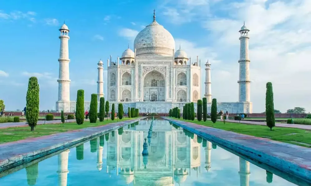 Book Noida To Agra Taxi